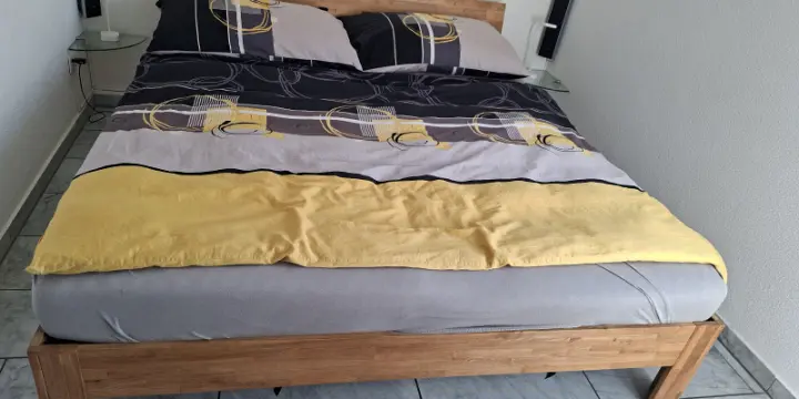 Lit avec table de nuits