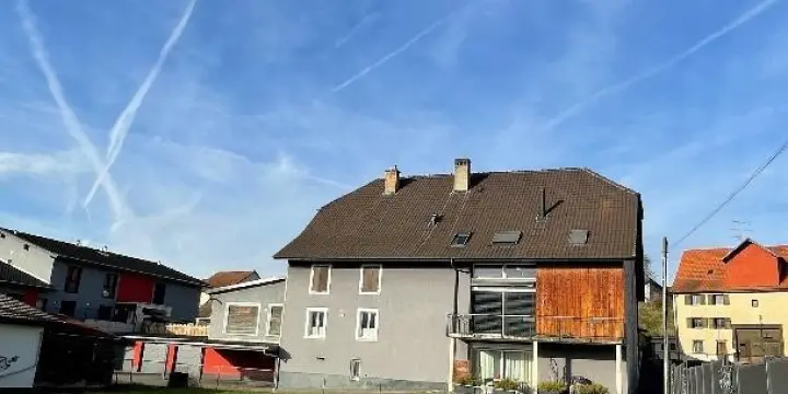 Très bel immeuble de 4 appartements avec un bar/restaurant