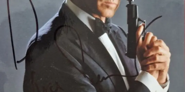 Autographe de Pierce Brosnan en James Bond