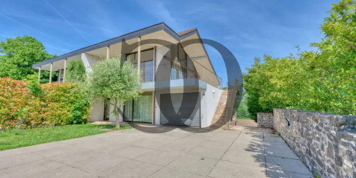 Magnifique villa moderne avec terrasses privatives et jardin