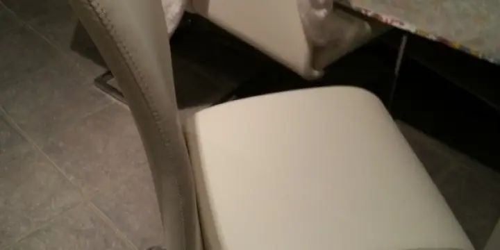 A VENDRE  * NEUFS * Table et 4 chaises blanches