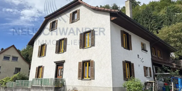 Maison villageoise comprenant 2 appartements avec atelier et terrain