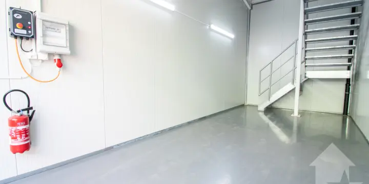 Roche, Box de 54 m2 avec places de parc