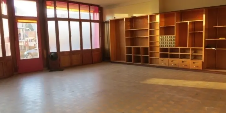 Surface commerciale avec vitrines au centre de Ste-Croix