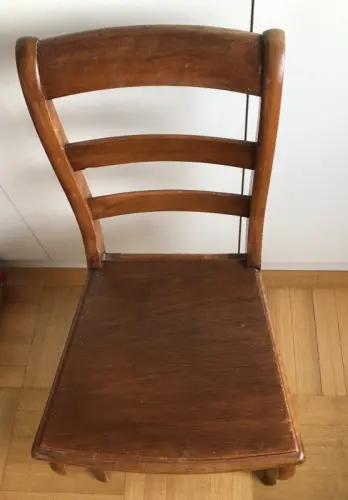 Chaise en bois à Chêne-Bougeries