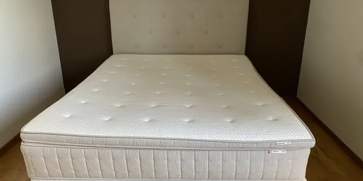 Lit Ikea avec matelas et surmatelas