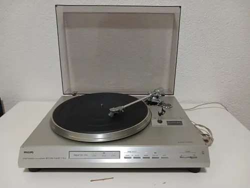 🎵 Platine vinyle vintage Philips – Comme neuve À vendre platine vinyle Philips (modèle vintage). Ét