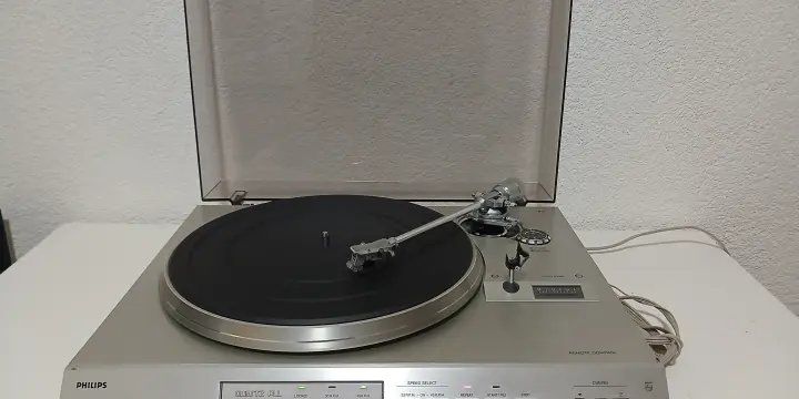 🎵 Platine vinyle vintage Philips – Comme neuve À vendre platine vinyle Philips (modèle vintage). Ét