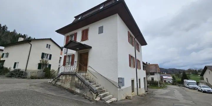 À Epauvillers maison villageoise de 8 pièces à vendre