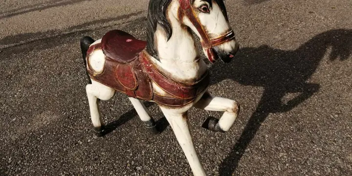 Joli cheval en bois ancien