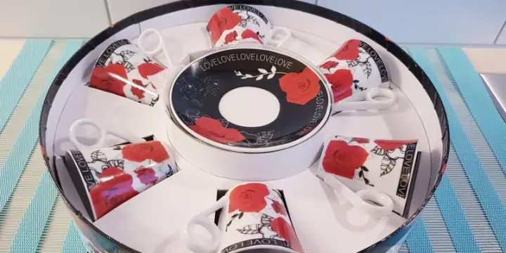 Set pour café de 6 tasses et 6 dessous CHF 25.–