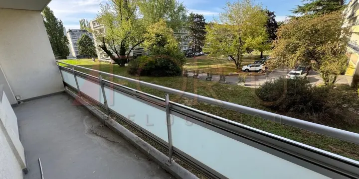 Appartement de 4 pièces entièrement refait à neuf avec balcon à Meyrin