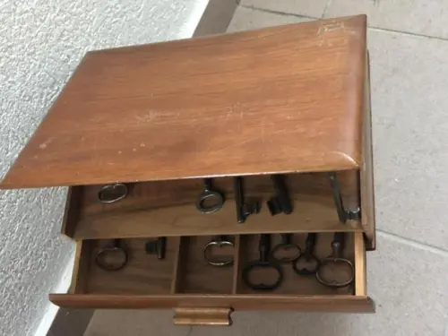 Joli coffret en bois avec tiroir à La Chaux-de-Fonds