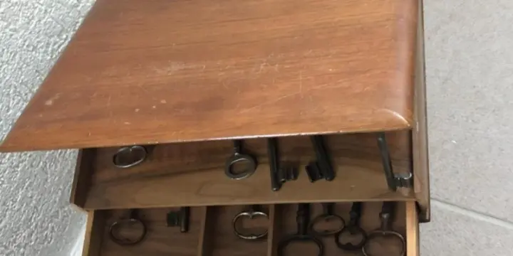 Joli coffret en bois avec tiroir