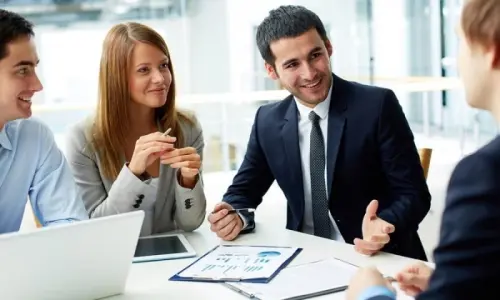 Le gestionnaire sur le travail avec les clients à Genève