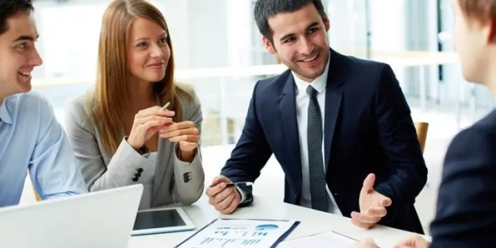 Le gestionnaire sur le travail avec les clients