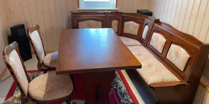Banc d'angle avec table et 2 chaises