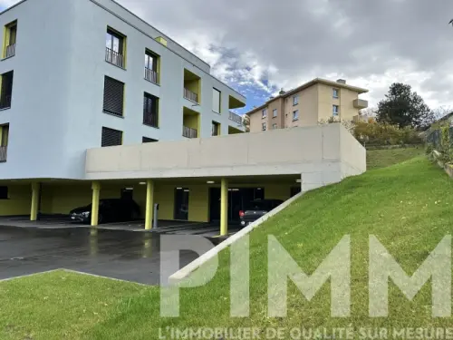 GARE TA BECANE ! place de parc moto couverte à La Chaux-de-Fonds