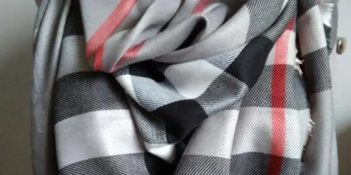 foulard en couleur gris