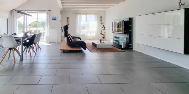 Appartement duplex lumineux avec balcon dans un cadre résidentiel privilégié