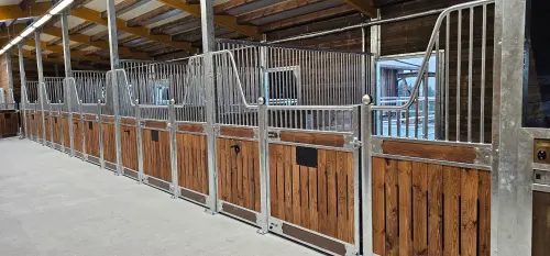 Boxes pour chevaux & Boxes d’écurie - Aménagement équestre | Grilles de box à Münsingen