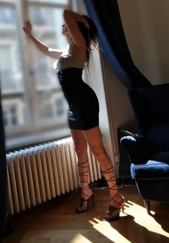 Jolie petite brune cherche amant à Lausanne