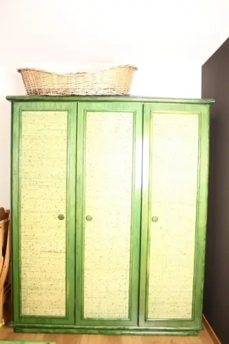 Armoire penderie belle qualité en rotin vert à Venthône