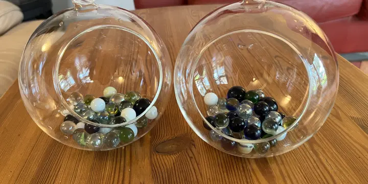 2 boules en verre à suspendre avec billes
