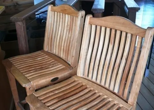 Chaises de bar en teck à Etoy