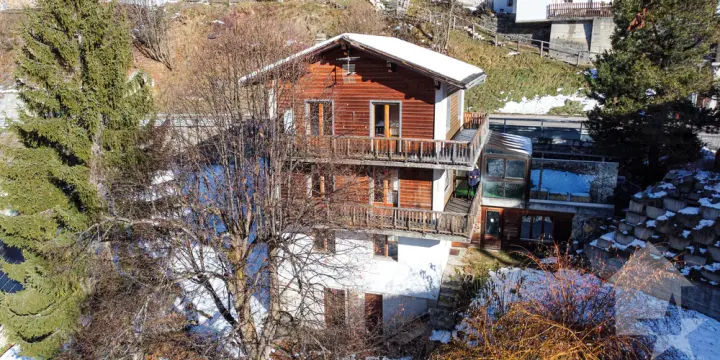 Maison avec beau potentiel au centre de Vissoie