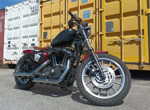 Moto Harley Davidson Bobber Sportster R 883 "Harley Quinn" à Bex
