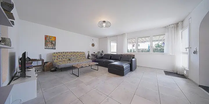 Spacieux rez-de-jardin bien situé