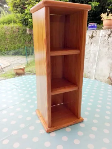 Etagère en bois cossu clair à Chigny