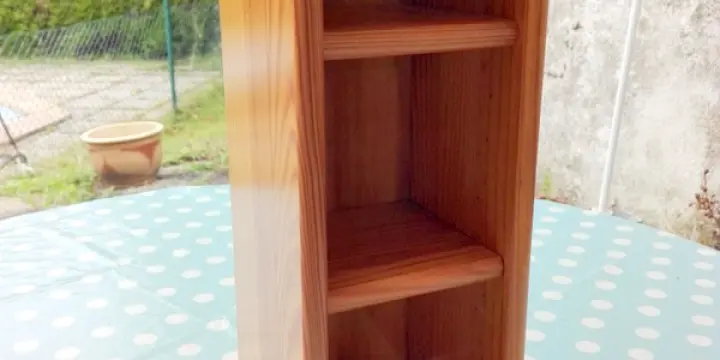 Etagère en bois cossu clair