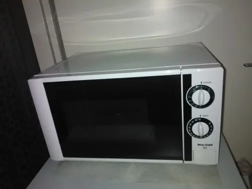 A vendre micro-ondes / grill blanc à Crissier