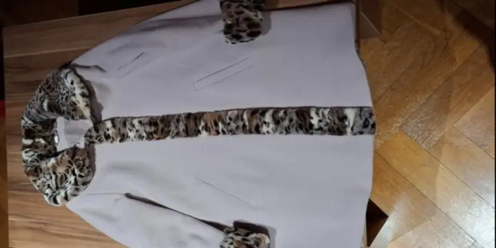 Manteau court beige avec fausse fourrure Comme neuf