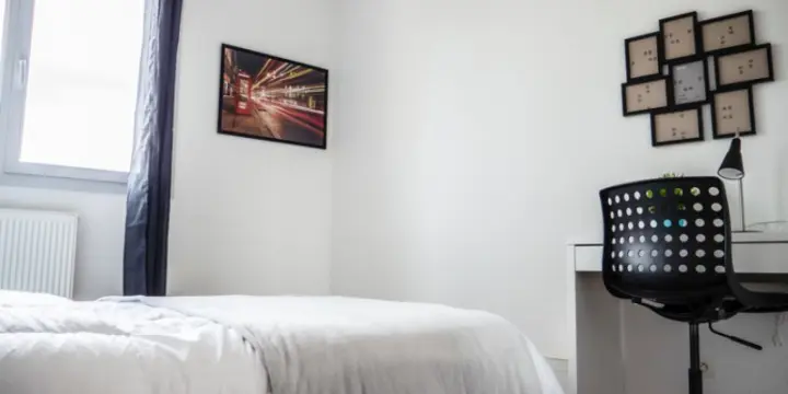 Grande chambre avec un lit double