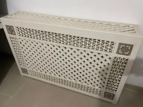 Panneau oriental cache cheminée ou climatisation à Nyon