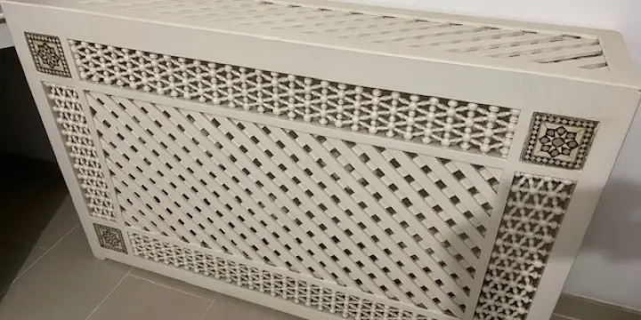 Panneau oriental cache cheminée ou climatisation