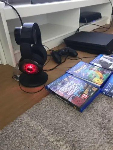 PlayStation 4 Pro avec manettes, casque de jeu et 6 jeux à Geneve