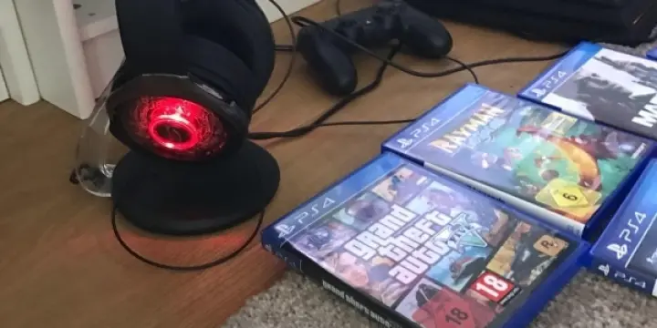 PlayStation 4 Pro avec manettes, casque de jeu et 6 jeux