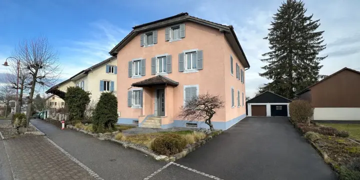 Maison à vendre de 3 logements avec grand terrain à Courgenay