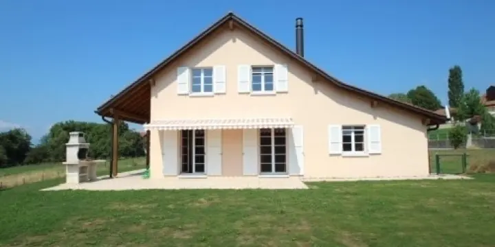 Sur la ligne LEB avec splendide dégagement - Très belle maison de 5.5 pièces