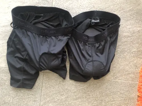 2 caleçons noirs avec coque protectrice pour le vélo à Nyon