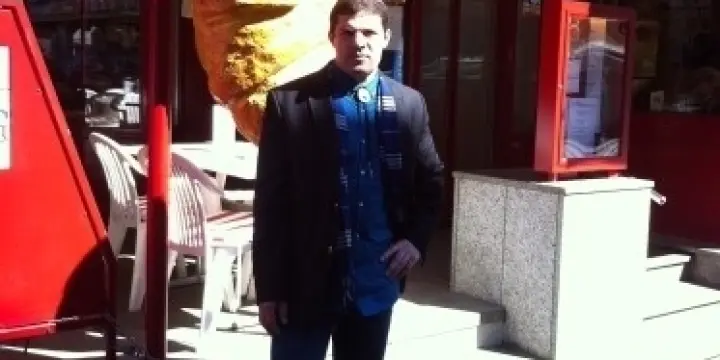 Homme propose divers travaux manuels