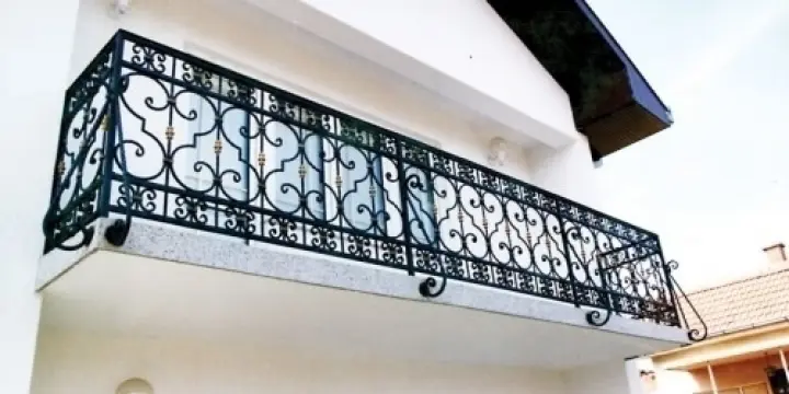 Barrière de balcon en fer forgé