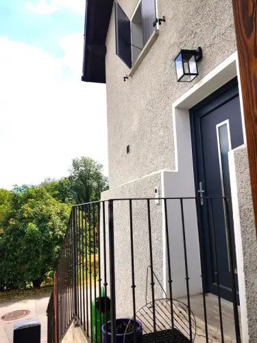 MAISON DE CHARME ÉCOLOGIQUE NEUVE AVEC PETIT JARDIN, 2 PARKINGS, BELLE VUE