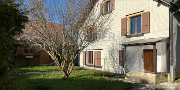 Au centre du village, petite maison à rénover.