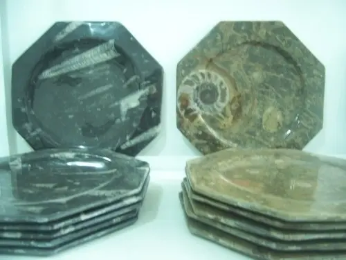Assiettes et plateaux en marbre fossile à Toulon