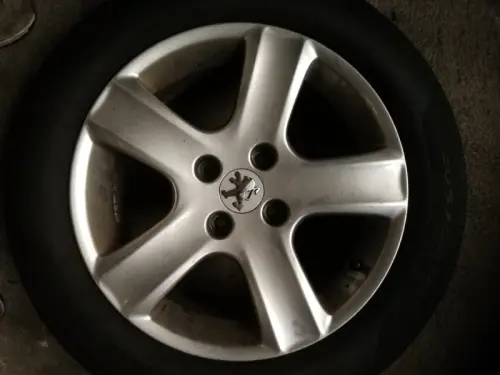 a vendre 4 jantes Peugeot 307 avec pneus été à val de travers
